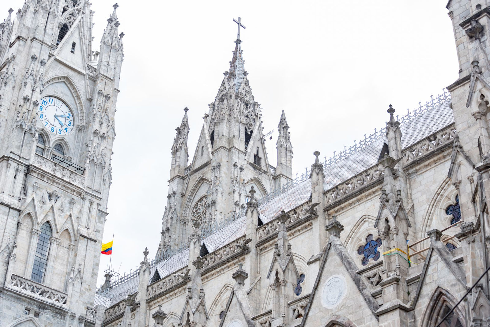Capture of the Basilica del Voto Nacional, showcasing its neo-gothic architecture and iconic towers.