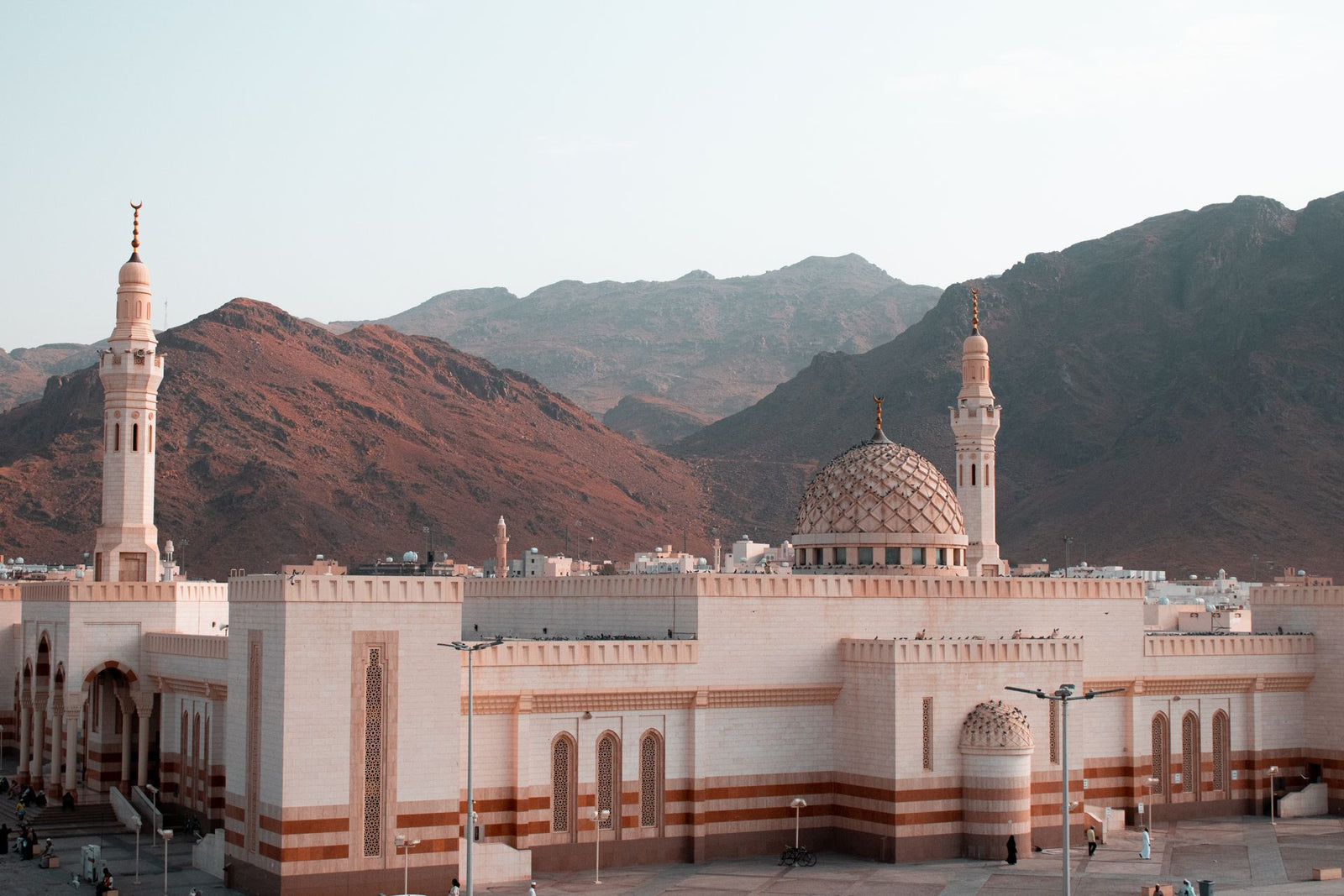 Mosque against mountain landscape — Saudi Arabia