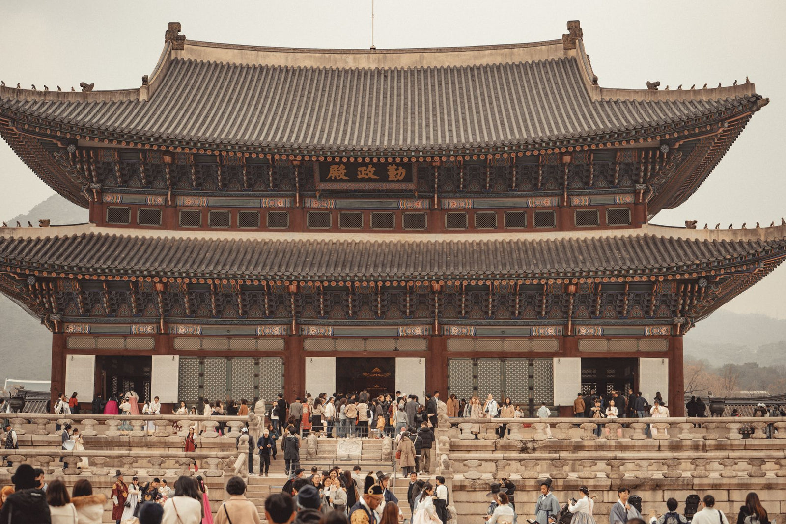 Discover the majestic Gyeongbokgung Palace, a top tourist attraction in Seoul, filled with visitors.